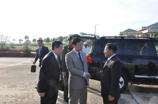洪亮大使为缅甸国防军总司令敏昂莱大将访华送行