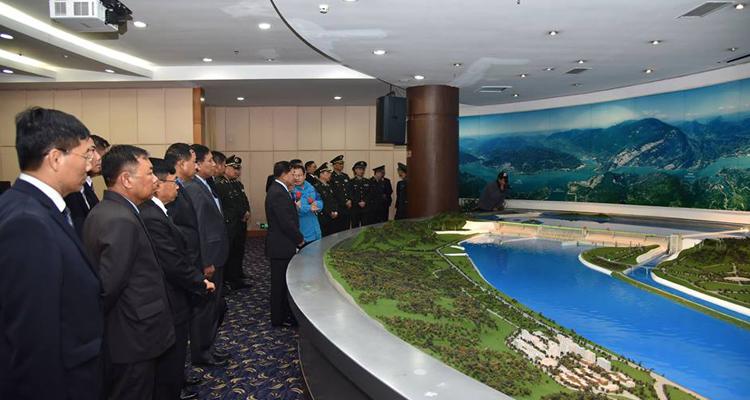 莫定（仰光大学）：《勇敢走出困境》——伊江树 译