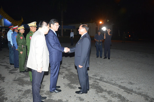 洪亮大使迎接缅甸国防军总司令敏昂莱大将访华回国