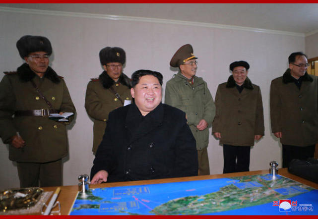 朝鲜昨天试射的火星15洲际导弹曝光 金正恩近距观看