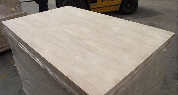 老橡胶树砍伐后制成木板出售