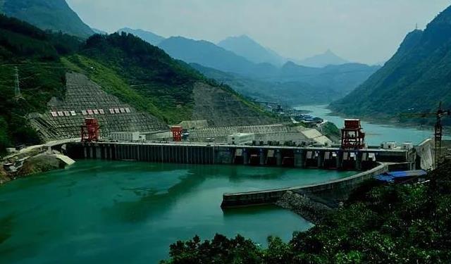 缅甸电力能源部电力规划司司长杜米米凯一行参观云南电力调度中心