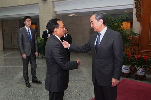 缅甸边境事务部长耶昂访华 中国外长部长王毅会见