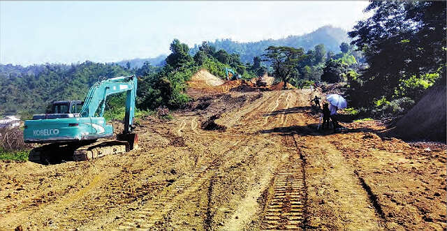 茂都地区穿越梅友山脉的两条公路正在加紧施工中