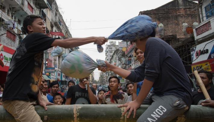 缅甸庆祝第70个独立日 民众身上抹油爬竹竿抢椰子球（组图）