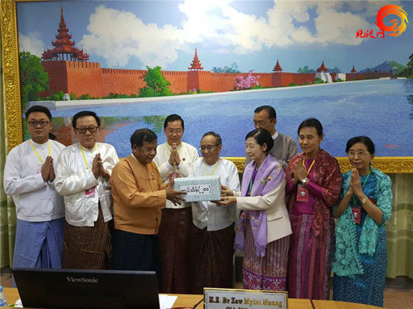 曼德勒华人参与“2万僧侣布施”