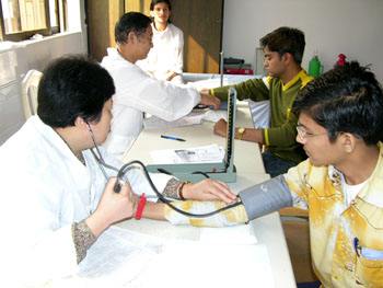 德宏检验检疫局章凤办事处正式开展外籍 入境就业（务工）人员传染病监测 和健康体检工作