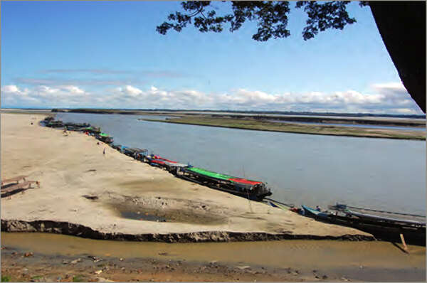 伊洛瓦底江沿岸沙洲比往年更多了