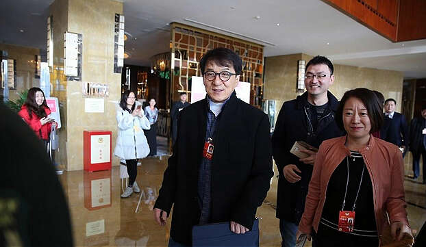 成龙委员：演艺人要成为扶贫力量尖兵