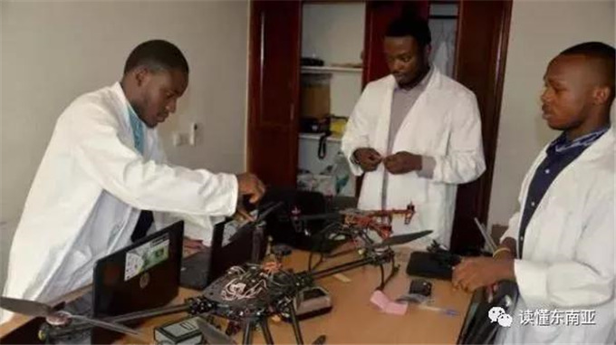 法媒:喀麦隆小伙造