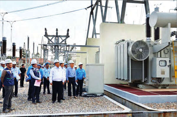 电力与能源部部长视察掸邦南部水电站