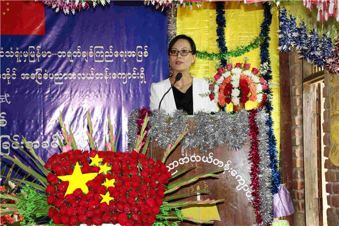 李小艳公参为第17号中缅友谊学校揭牌