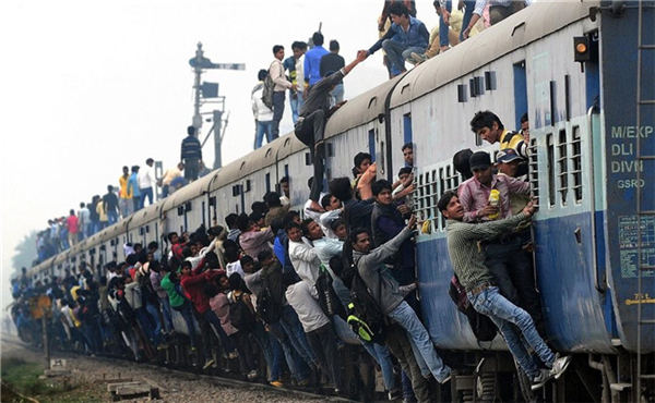 印度火车22节车厢脱离车头 载千人滑行12公里