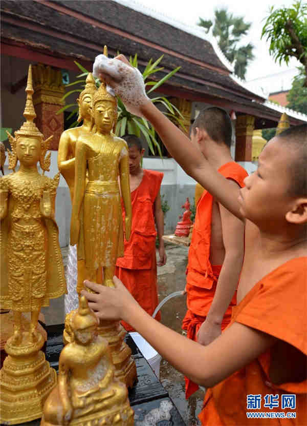 老挝僧人清洗佛像迎接泼水节