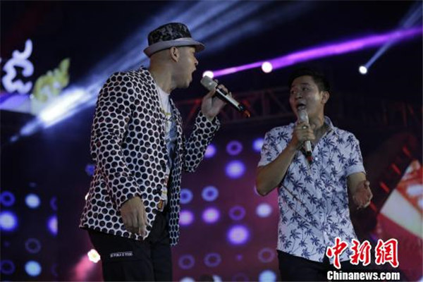 “同饮一江水 同唱友谊歌”首站演出在柬结束