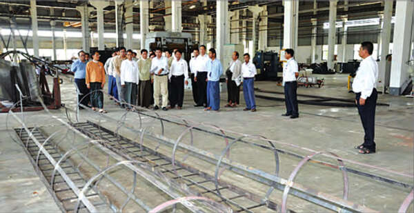 部长们视察生产500吨级谷仓部件的工厂