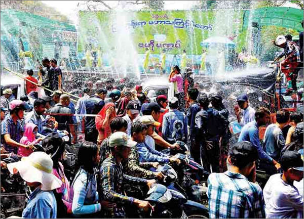 今年密铁拉泼水节是十年以来最热闹的