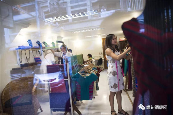 据缅甸企业经营情绪调查显示，缅甸的经济有所下滑