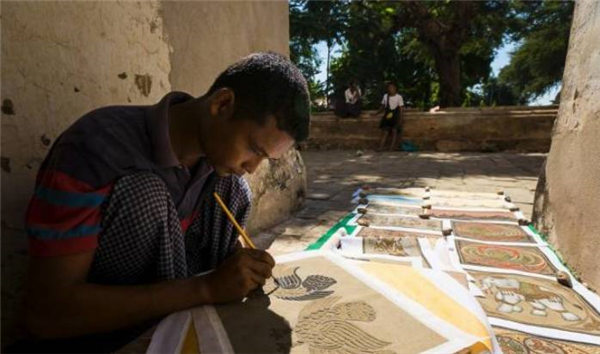 缅甸高人用刷子和刀作画，几分钟后的画作让人叹为观止