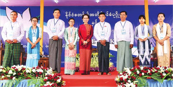 国务资政与青年们进行座谈讨论多项议题