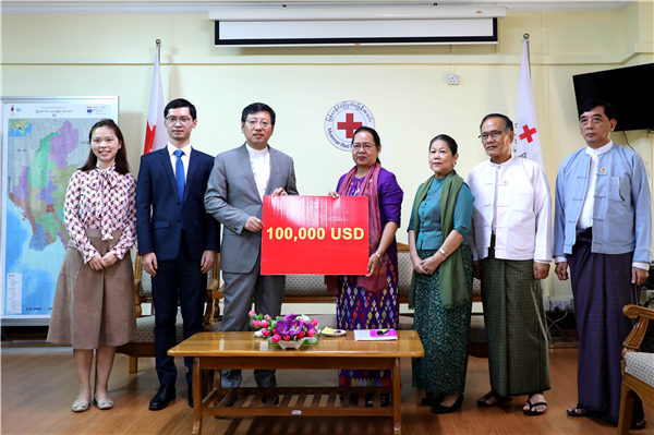 洪亮大使代表中国红十字会向缅甸红十字会转交水灾救援捐款