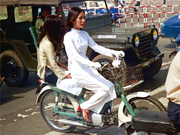 越南旧影1972年，西贡街头的奥黛女郎们