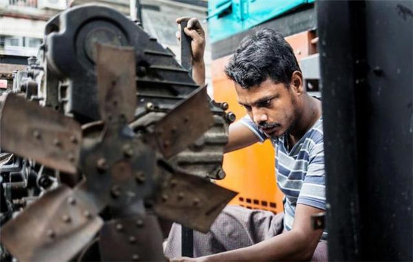 随着外债上涨，缅甸接受意大利的贷款，用于提升电力……