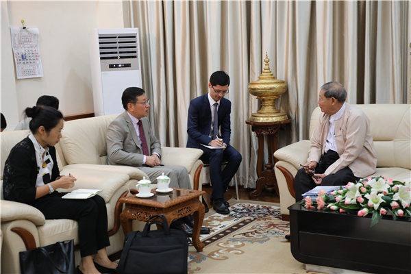 驻缅甸大使洪亮会见缅甸计划与财政部部长梭温