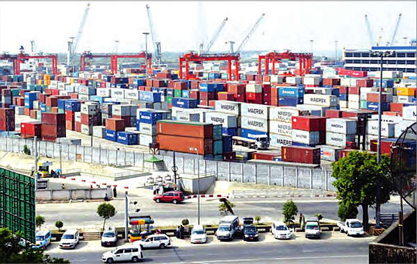 是连续几年的贸易逆差造成今天的经贸困境吗？