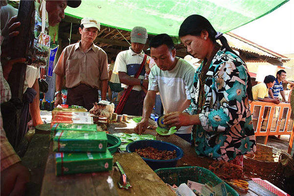 缅甸男人酷爱嚼槟榔 那么女人喜欢什么