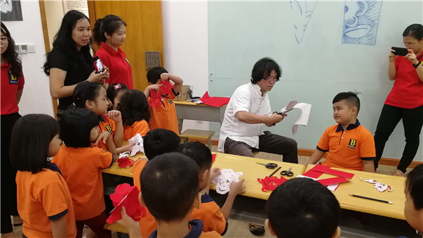 仰光中国文化中心举办剪纸培训班