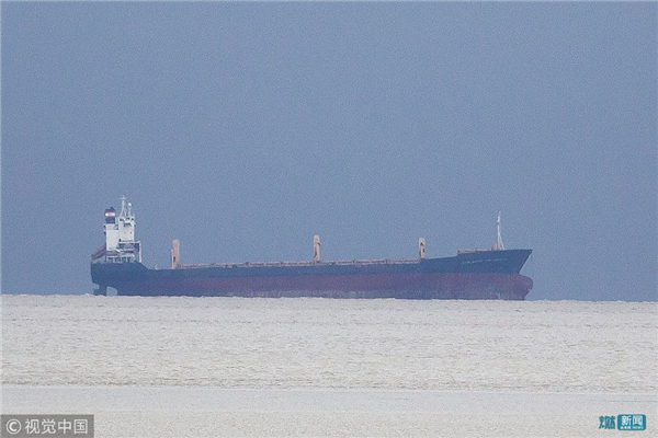 一艘在缅甸水域搁浅的印尼船只被拖走