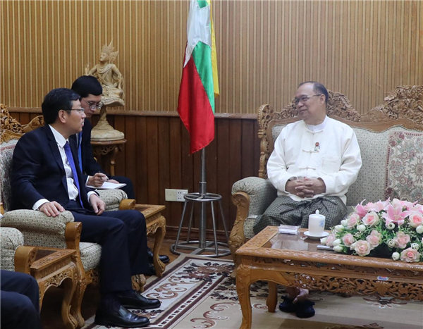 驻缅甸大使洪亮会见缅甸交通与通讯部长丹辛貌