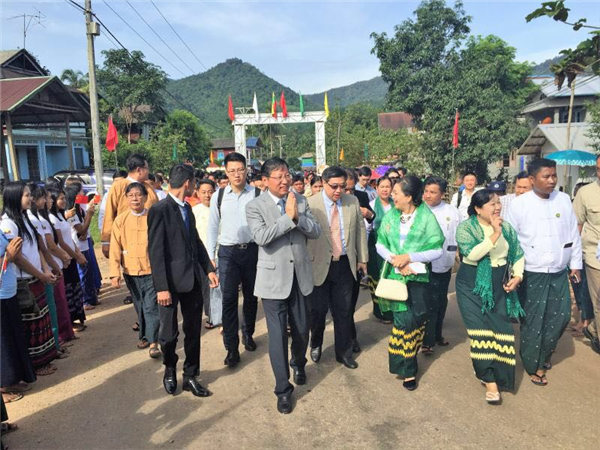 洪亮大使为第十九号中缅友谊学校揭牌