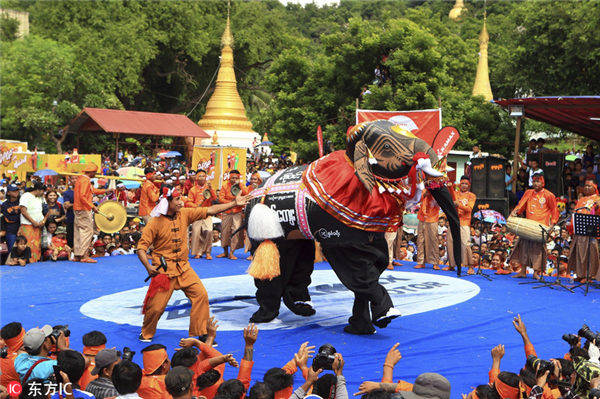 缅甸中部举办大象节 艺术家扮“大象”欢乐起舞