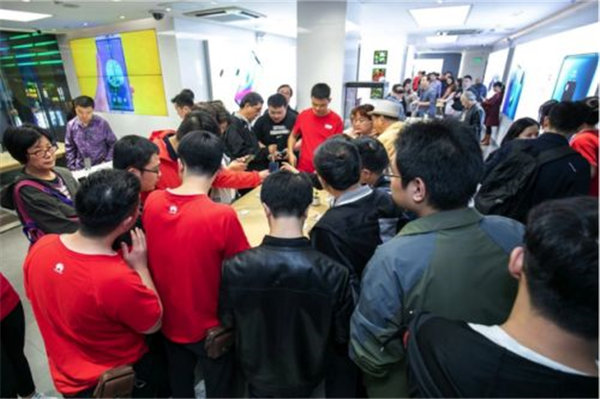 苹果店门口 VS 华为店门口