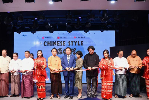 洪亮大使夫妇出席《中国风格》画展开幕活动
