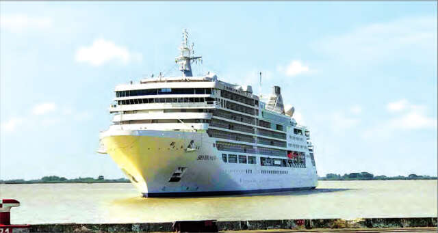 仰光港口迎来美国游轮