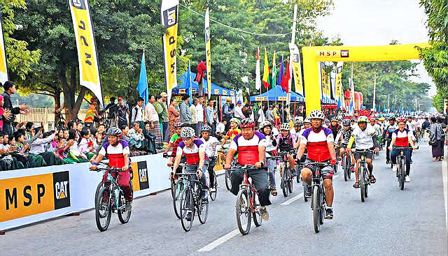 东盟地区首次举办的环城自行车竞赛在曼德勒市举行