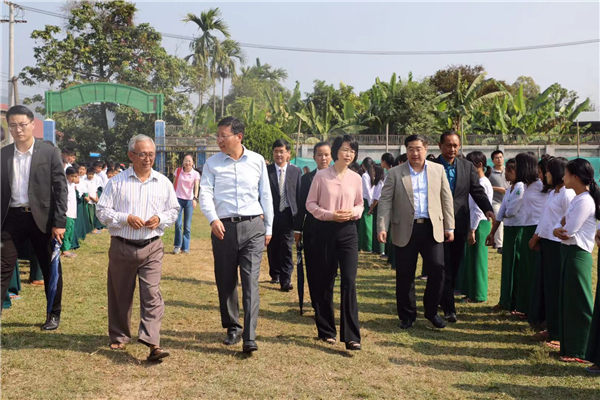 洪亮大使夫妇考察克钦邦密支那孤儿院