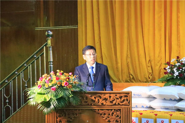 中国驻缅甸使馆向克钦邦流离失所民众捐赠人道主义援助物资