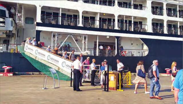 满载600多名旅客的游轮进入仰光港口