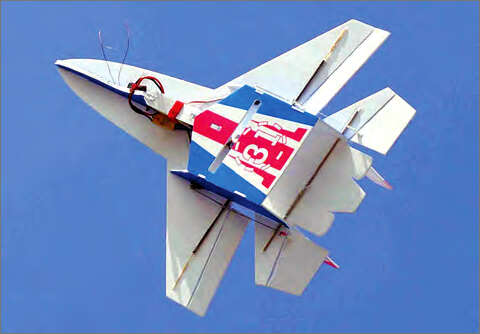 彬乌伦市直桑岱飞灯比赛增添了遥控飞行器竞赛