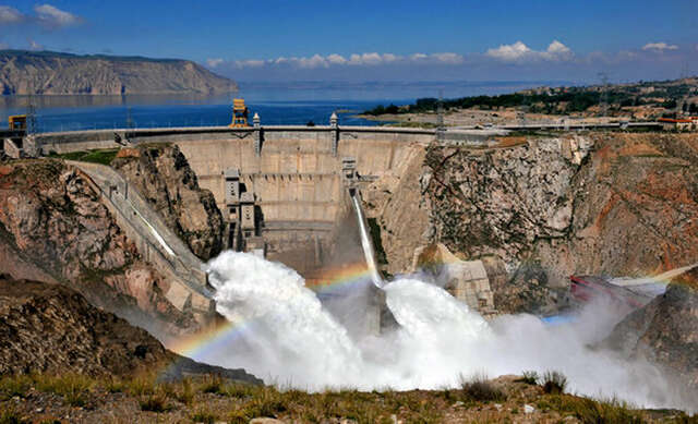 缅甸民间媒体代表团访问中国黄河流域上的四座水电站