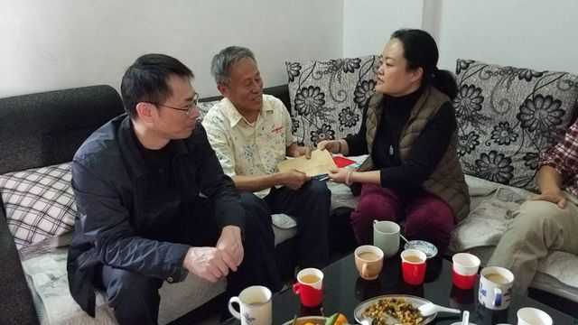 南宁市侨联杨隽主席慰问缅甸著名爱国侨领戴炎鼎先生的家属