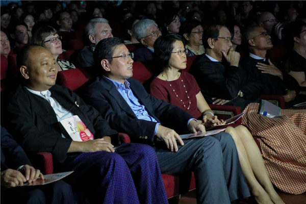 洪亮大使夫妇出席中缅友好新年音乐会