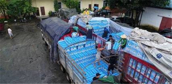 缅甸军队关闭了通往中国的边境检查站，阻滞了上千辆货运卡车