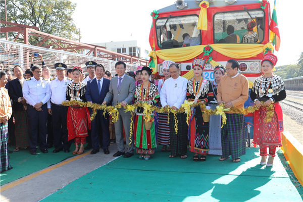 洪亮大使出席缅甸铁路机车制造厂和客车车厢制造厂项目新车交付和通车仪式