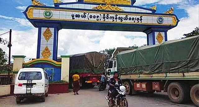 蒙育瓦市瓜农们向市民们免费分发西瓜及香瓜