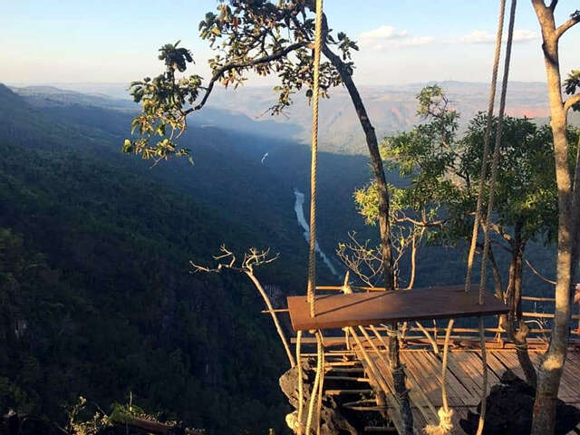 掸北瑙秋县区内的云海吸引了众多的游客们前来观赏